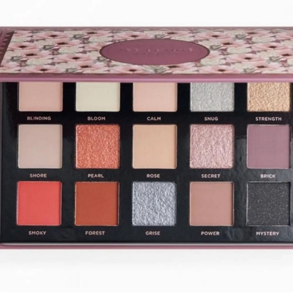 Ace Beaute Smoky Roses Shadow Palette